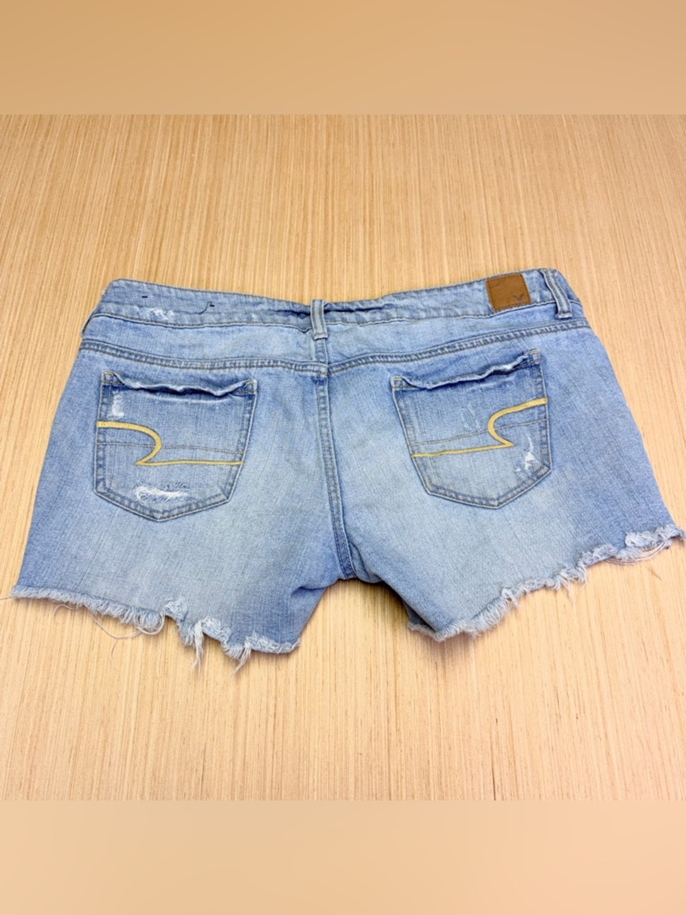 2011 American Eagle Low Rise Cut Off Denim Jean Shorts Womens 14 Distressed - Picture 6 of 9